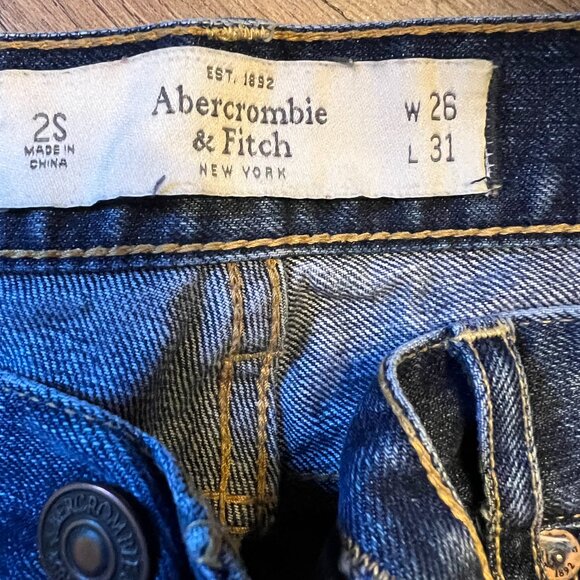 Abercrombie & Fitch - Picture 3 of 4
